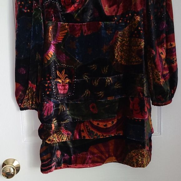 FARM RIO Crazy Mix V Neck Mini Dress - Picture 9 of 10